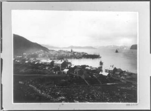 Hammerfest. Stadtteilansicht mit Kirche. Blick zum Hafen mit Hochseepassagierdampfer "Victoria Luise"