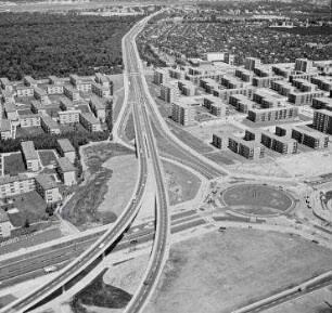 Luftaufnahme, Blick von Süden auf den Autobahnzubringer Siemensdamm (Stadtring) mit Wohnsiedlung Charlottenburg-Nord. Berlin-Charlottenburg-Nord, Jakob-Kaiser-Platz