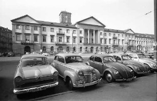 Karlsruhe: Rathaus und Marktplatz