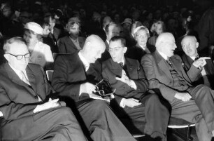 Chemiker: Artturi I. Virtanen, Gerhard Domagk, Frédéric Joliot-Curie, Hermann Staudinger, Karl Georg v. Hevesy