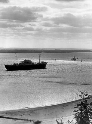 Hamburg-Blankenese. Blick vom Falkensteiner Ufer auf die Elbe. Ein Frachtschiff fährt stromabwärts Richtung Elbmündung