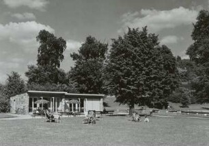Berlin-Friedrichshain. Kleine Lesehalle mit Liegewiese vor dem Kleinen Bunkerberg