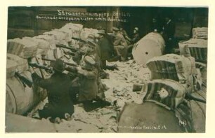 Straßenkämpfe in Berlin. Barrikade der Spartakisten am Mossehaus.