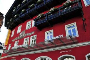 Sankt Wolfgang - Hotelfassade : Blick auf die Fassade des bekannten Hotels "Zum Weißen Roß" in Sankt Wolfgang, aufgenommen 2008