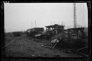 Lens (?) (Dep. Pas-de-Calais): Gleisanlage mit zerstörten Güterwaggons