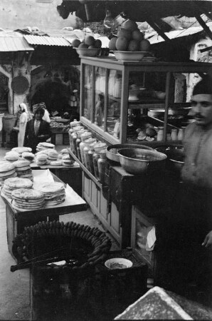 Reisefotos Orient. Jerusalem. Laden. Tisch mit Fladenbroten