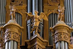 Frankreich. Centre. Indre et Loire. Tours. Cathedrale Saint Gatien. Gotik. Orgel unter der suedlichen Fensterrose