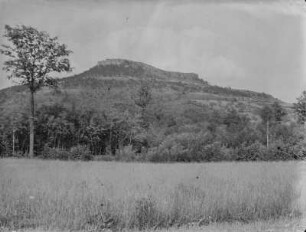 Staffelberg : Blick über Felder in Richtung des Staffelberges (539m)
