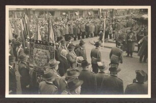 Schützen mit der Fahne des Westf. Schützenbundes E. V. Detmold. Marktplatz. Ansichtskarte. Papierabzug
