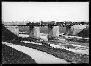 Myslowitz (Myslowice/Polen). Grenzbrücke mit Güterzug