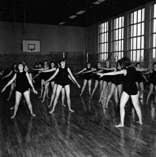 Turnhalle: Volksschule am Schweinemarkt [später Grundschule, Emil-Nolde-Schule]: Einweihung: Innenansicht: Gymnastik-Vorführung der Schülerinnen, 17. Oktober 1959