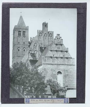 Neuenburg, Pfarrkirche St. Matthäus : Außenansicht von O, Apsiden