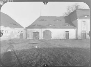 Rammenau, Am Schloß 4. Schloß. Wirtschaftshof (Meierhof, 1721-1737). Hofansicht von Südwest