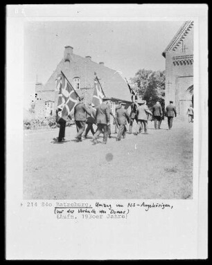 Ratzeburg, Aufmarsch von NS-Angehörigen (vor der Vorhalle des Domes)