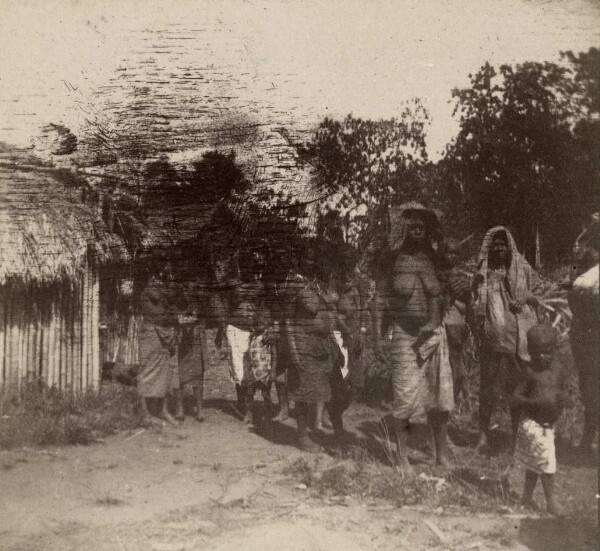 "Groupe dans un village, Nouvelle-Bretagne"