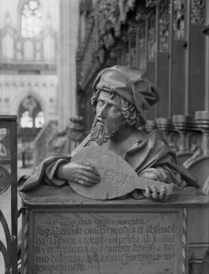 Männerseite (Nordseite) — 8. Stuhlwangen-Büste: Pythagoras