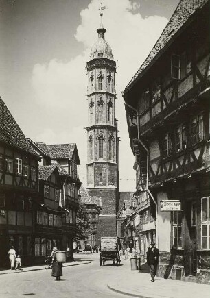 Braunschweig, Wollmarkt, Blick zum Südturm der Andreaskirche nach Nordwesten mit Pferdelieferwagen mit Plane