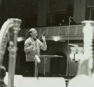 Der Komponist Hans Werner Henze als Dirigent während einer Konzertprobe