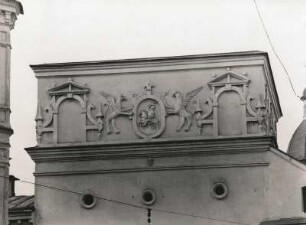 Vilnius. Tor der Morgenröte - Ostra Brama (Marientor). Außenansicht. Oberteil mit Stuckfries