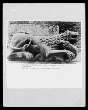 Zwei Löwen — Linker Löwe mit Drachen zwischen den Fängen