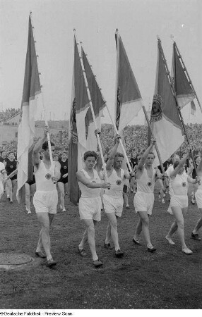 Mitglieder der Sportvereinigung Einheit während des Einzugs auf die Festwiese des Sportforums