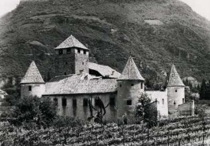 Bozen. Südtirol. Italien. Ansicht des, im 13. Jahrhundert errichteten, Schlosses Maretsch