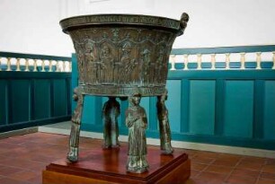 Deutschland. Niedersachsen. Groothusen. Evangelisch reformierte Kirche. Taufe von Ghert Klinghe. 1454. Älteste Bronzetaufe Ostfrieslands