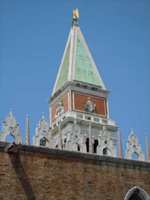 Venedig - Campanile und Dogenpalastmauer : Hinter dem Mauersims ist der Campanile zu sehen. Aufgenommen im Dogenpalast in Venedig am 25. Juni 2010