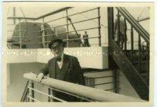 Richard Fleischhut mit Dienstmütze "Photograph" an Bord des Hochseepassagierdampfers "Bremen"