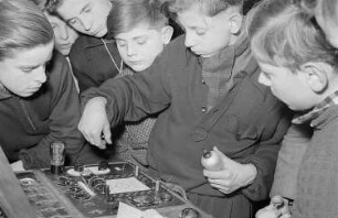 Zentralhaus der Jungen Pioniere : Jungen mit einem Steckpult