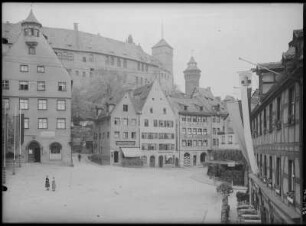 Nürnberg, Burg. Blick über den Platz beim Tiergärtner Tor zur Oberen Schmiedgasse