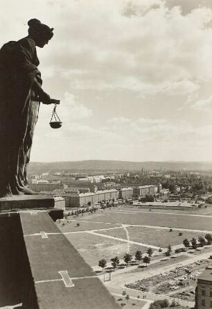 Dresden. Blick vom Rathausturm mit Skulptur nach Osten zu den Neubauten an der Grunaer Straße