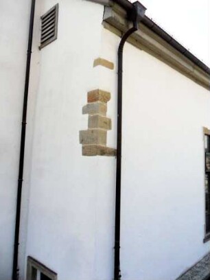 Langhaus von Nordosten über Kante mit Werksteinen (romanischer Vorgängerbau) in Übersicht (Flachrelief-Ornamentik-siehe Detailaufnahme)