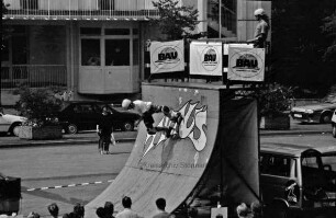 Rathausplatz: Titus-Show-Team aus Münster zeigt Stunts mit Rollschuhen, Skateboards und Bicycle Motocross-Fahrrädern (BMX-Fahrrad) auf einer Veranstaltung des Baugewerbeverbands Schleswig-Holstein für die Ausbildung als Handwerker
