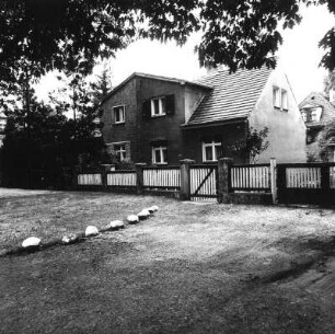 Cottbus-Spremberger Vorstadt, Eichenstraße 14/15. Wohnhaus. Straßenansicht mit Einfriedung