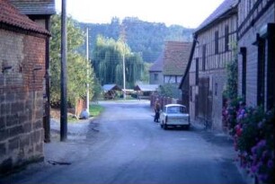 Dorfstraße mit Blick zum Dorfplatz