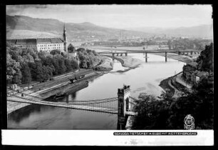 Blick auf Tetschen mit Schloss und Kettenbrücke