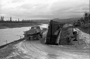Rheinweiler: Stützmauer und Rhein; nach Süden