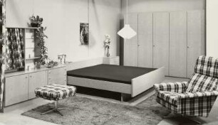 Doppelbett : Schlafzimmermöbel (1973; VEB Südthüringer Möbelwerke Themar). Ansicht mit Anbauwand, Doppelbett, Sessel und Hocker