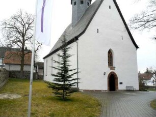 Krofdorf-Evangelische Kirche - Langhaus (Spätromanische Gründung 13 Jh) von Nordwesten mit Schlitzscharten in Giebelseite (Umbau Jahr 1513 zum festen Langhaus mit wehrhaftem Speicherboden)