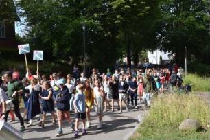 Bad Oldesloe: Kindervogelschießen: Am Bürgerpark Blickrichtung Südwesten: Einzug auf den Exer: Festumzug Theodor-Mommsen-Schule Klassen 5a und 5b: 13. Juli 2023