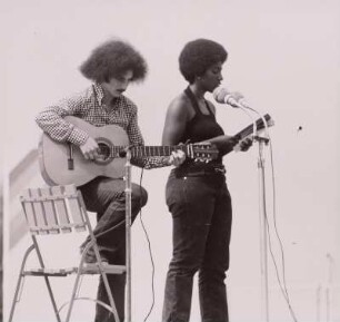 Sängerin und Gitarrist zu den X. Weltfestspielen : Auftritt einer Sängerin mit Gitarrist zu den X. Weltfestspiele der Jugend und Studenten vom 28. Juli bis 5. August 1973 in Berlin