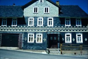 zweigeschossiges Schieferhaus mit Schmuckband