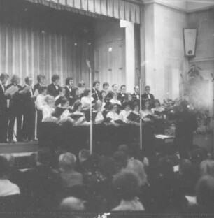 1. Sonderkonzert mit Kammerchor und A-cappella-Chor des Philharmonischen Chores Dresden unter Leitung von Hartmut Haenchen (mit Herwig Saffert am Klavier; Werke von J. S. Bach, V. Bräutigam, J. Haydn, W. A. Mozart, Z. Kodály und C. Orff). Steinsaal des Deutschen Hygiene-Museums Dresden, 17.11.1975