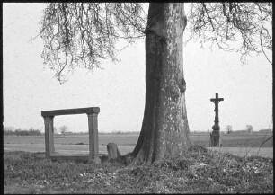 Steinerne Ruhebank und Wegkreuz im Elsass