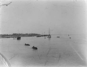 Im Hafen : Mehrere Boote vor einem Hafen