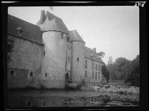 Villers-Carbonnel (Dep. Somme, Frankreich): Schloss Happlaincourt mit Wassergraben (Vorderansicht)