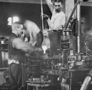 Eingießen der Glasmasse in die Vorform einer Schiebermaschine : Technikgeschichte | Technologie | Glasfabrikation | Flaschen | Maschinenfabrikation