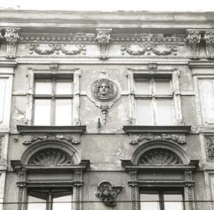 Cottbus, Straße der Jugend 158. Wohn-und Geschäftshaus (um 1890). Mittelfenster (3. OG) und Porträtmedaillon