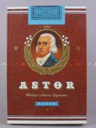 Werbeaufsteller für "Astor"-Zigaretten in Form einer übergroßen Zigarettenschachtel